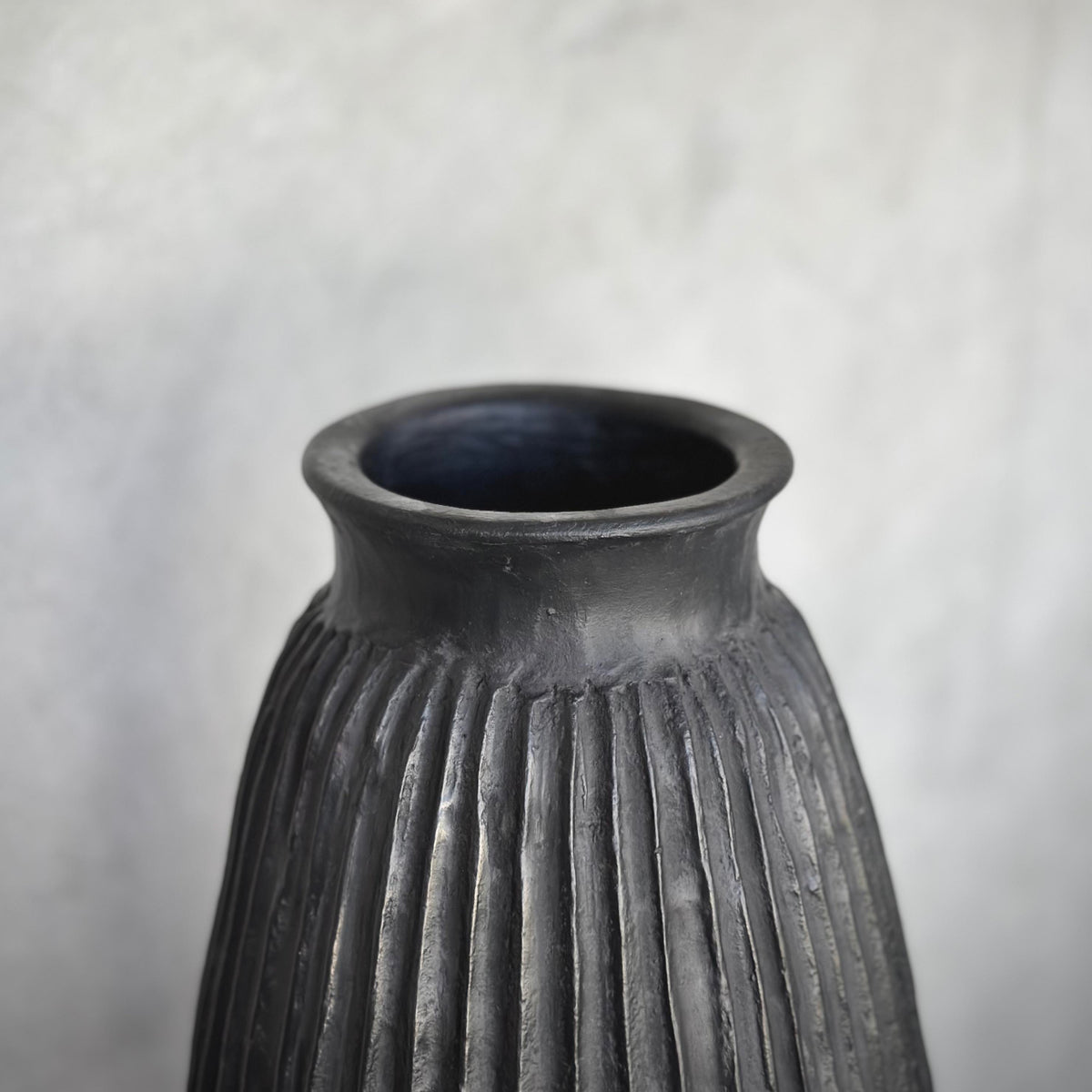 Manto Vase Black