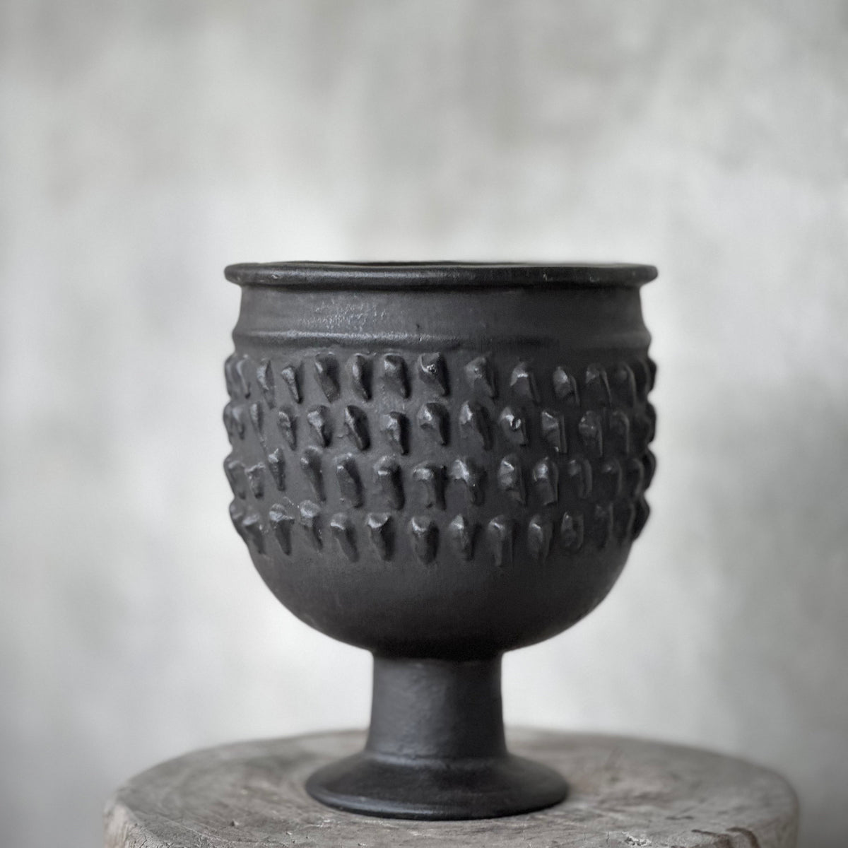 Iris Hobnail Urn Black