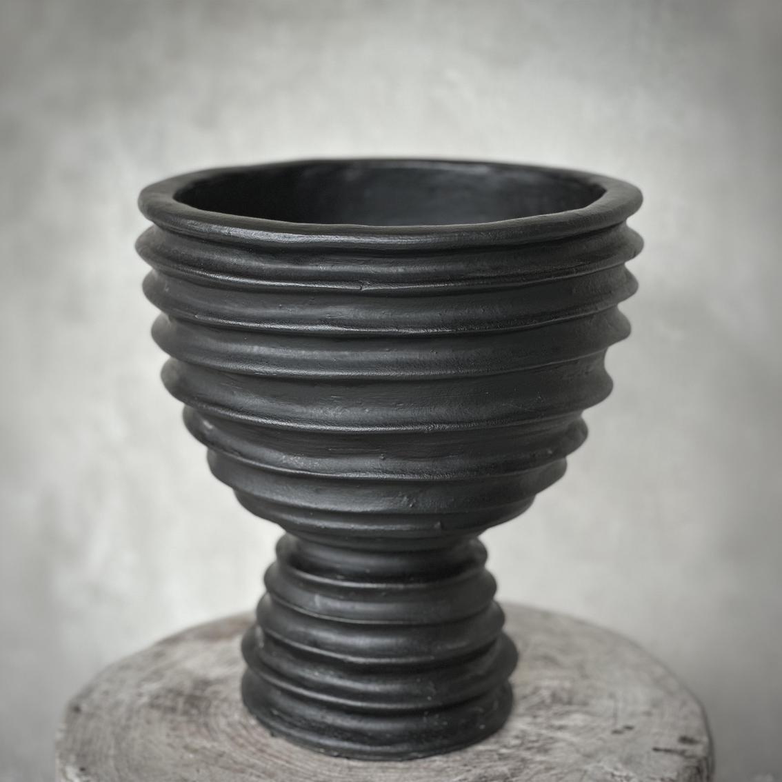 Monge Urn Black